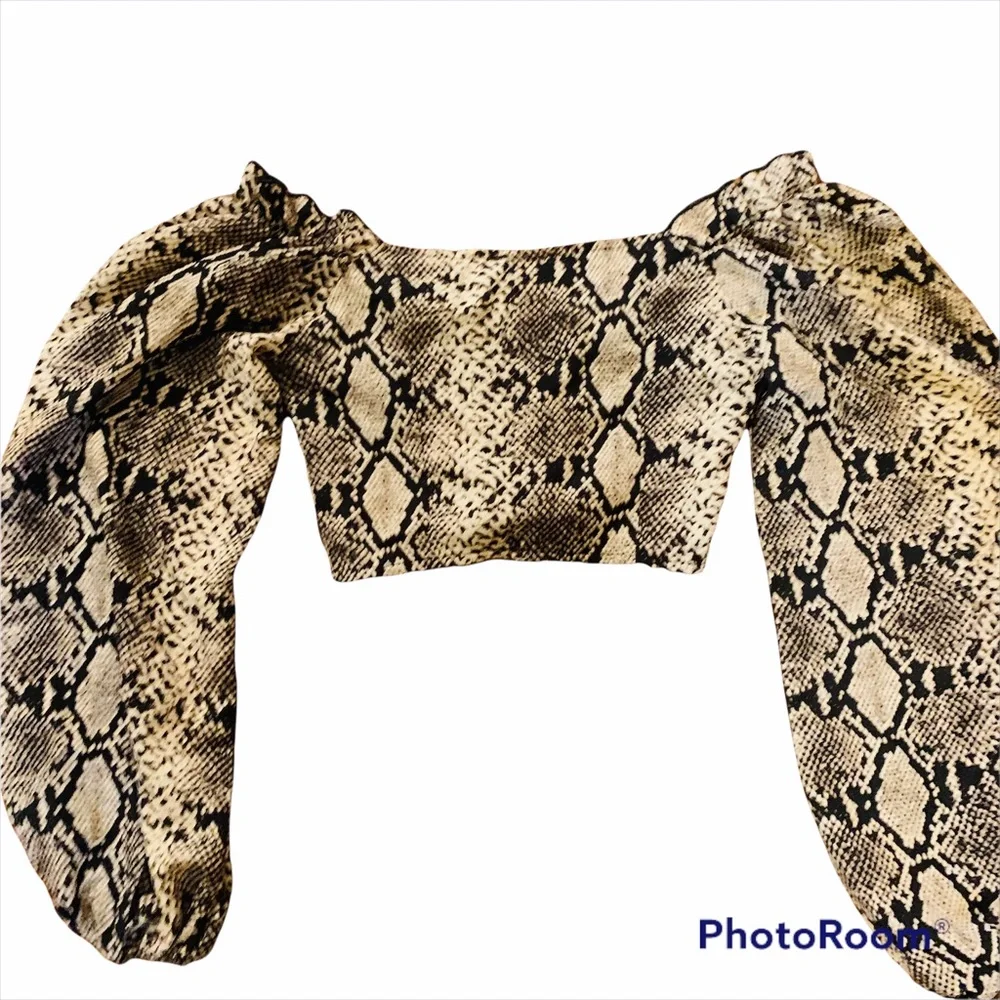 ⭐️ PRETTYLITTLETHING Nude Woven Cup Detail Long Sleeve Crop Top Python Print - Picture 5 of 10